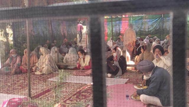 Mourners sitting at the lawn of Supinder Kaur’s house. Image credit: Quratulain Rehbar 