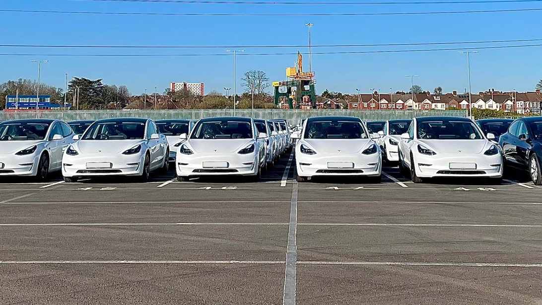 Elon Musk says ‘no discount’ after Tesla bags Hertz order for 1 lakh cars, market value breaches $1 Tn Elon Musk says ‘no discount’ after Tesla bags Hertz order for 1 lakh cars, market value breaches $1 Tn