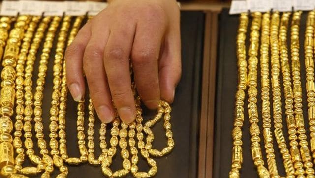 10 gram emas 24 karat mencapai Rs 47.950;  perak turun menjadi Rs 62.200 per kg