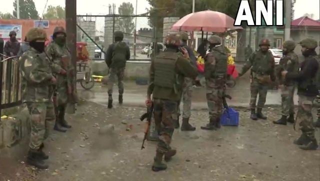 J&K: Terrorists fire at security forces outside SKIMS Medical College hospital J&K: Terrorists fire at security forces outside SKIMS Medical College hospital
