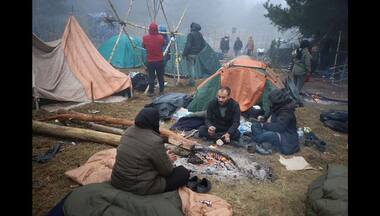 Cold, hungry, afraid Mideastern migrants stuck on EU doorstep