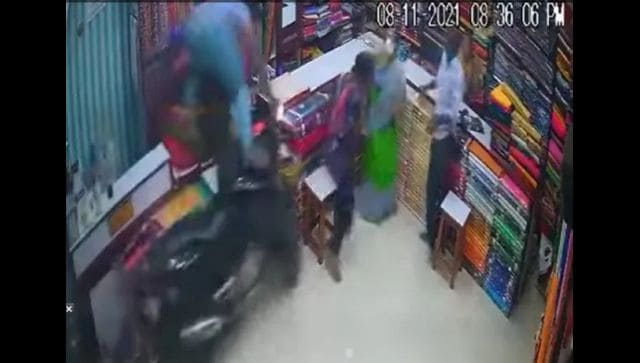 Pengendara sepeda menabrak toko pakaian setelah rem blong di Telangana;  videonya viral