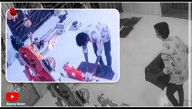 Thief seeks blessings in temple before stealing donation box in Maharashtra; watch viral video here Thief seeks blessings in temple before stealing donation box in Maharashtra; watch viral video here