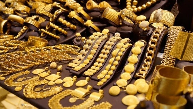 10 gram emas 24 karat menyentuh Rs 48.160;  perak seharga Rs 60.900 per kg