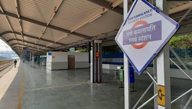 It has seating arrangement to accommodate 700 to 1,100 passengers in the open concourse. For information about the movement of trains, display boards with different languages have been installed throughout the station. Image Courtesy: narendramodi.in
