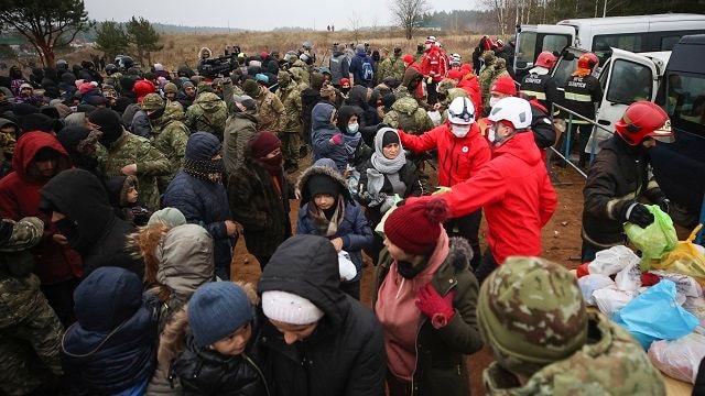 Kryzys na granicy polsko-białoruskiej: polskie siły używają armatek wodnych na migrantach rzucających kamienie