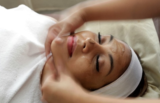 Watch: Woman uses vibrator as face massager, leaves netizens divided Watch: Woman uses vibrator as face massager, leaves netizens divided