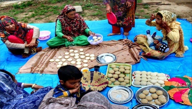 Cousins and other neighbours prepare food for the marriage. Image courtesy: Mudasir Rawloo