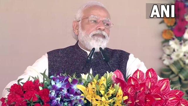 'Red caps a red alert for UP': Narendra Modi's jibe at Samajwadi Party as he inaugurates 3 mega projects in Gorakhpur 'Red caps a red alert for UP': Narendra Modi's jibe at Samajwadi Party as he inaugurates 3 mega projects in Gorakhpur