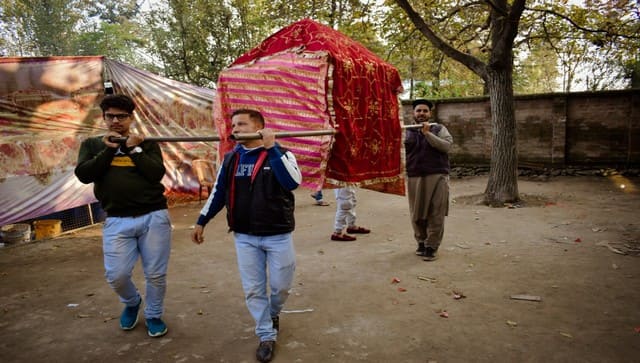 Male relatives carry a palanquin towards the home of bride, where she will board it till the car taking her to groom’s house. This serves as a veil for her to avoid public gaze during the short transit. Image courtesy: Mudasir Rawloo