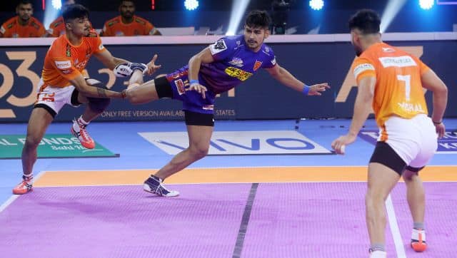 Dabang Delhi's Naveen Kumar attempts to escape from Puneri Paltan's defences. Image: Pro Kabaddi