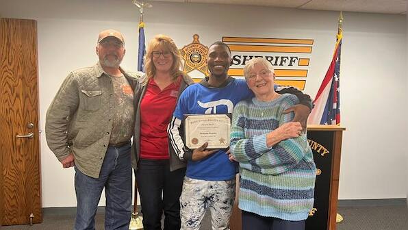 Ohio man nabs thief fleeing with elderly woman's purse, awarded Citizen’s Award