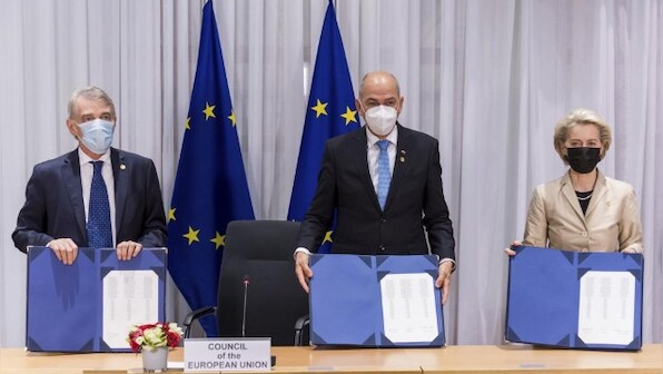 European Union leaders hope fresh talks, not sanctions, will avert Ukraine war