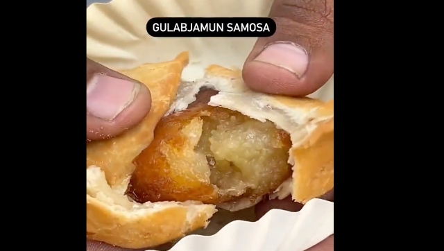Watch | Bizarre samosa with gulab jamun filling irks the internet; see viral video here Watch | Bizarre samosa with gulab jamun filling irks the internet; see viral video here
