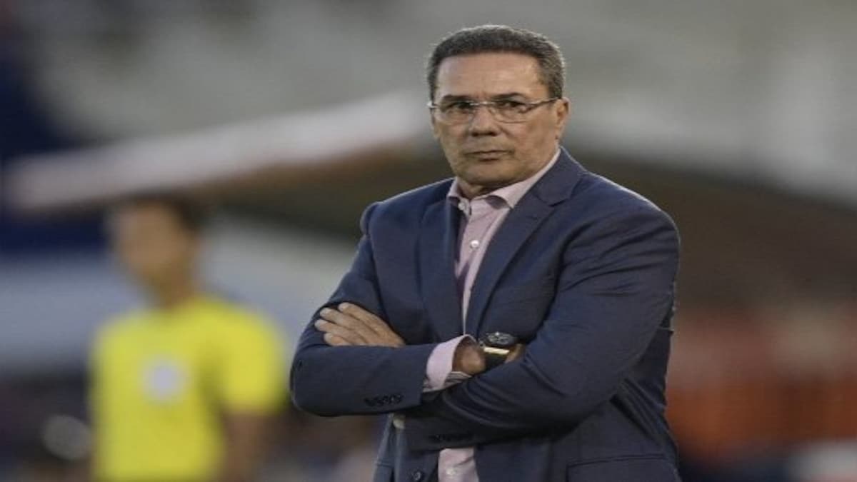 Former Brazil coach Vanderlei Luxemburgo leaves Cruzeiro days after Ronaldo acquisition