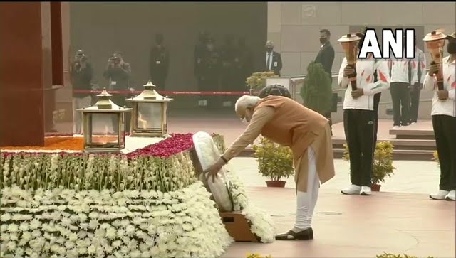 Swarnim Vijay Diwas: Narendra Modi lays wreath at war memorial, says 'we fought and defeated oppressive forces' Swarnim Vijay Diwas: Narendra Modi lays wreath at war memorial, says 'we fought and defeated oppressive forces'