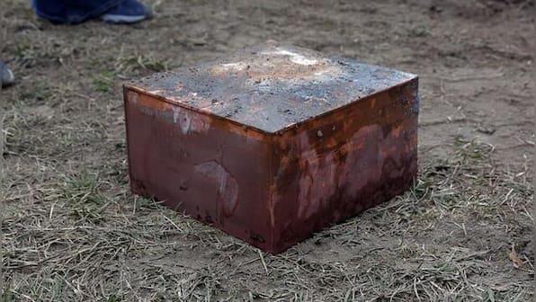 US: Crew find apparent time capsule at base of General Robert Lee statue in Richmond