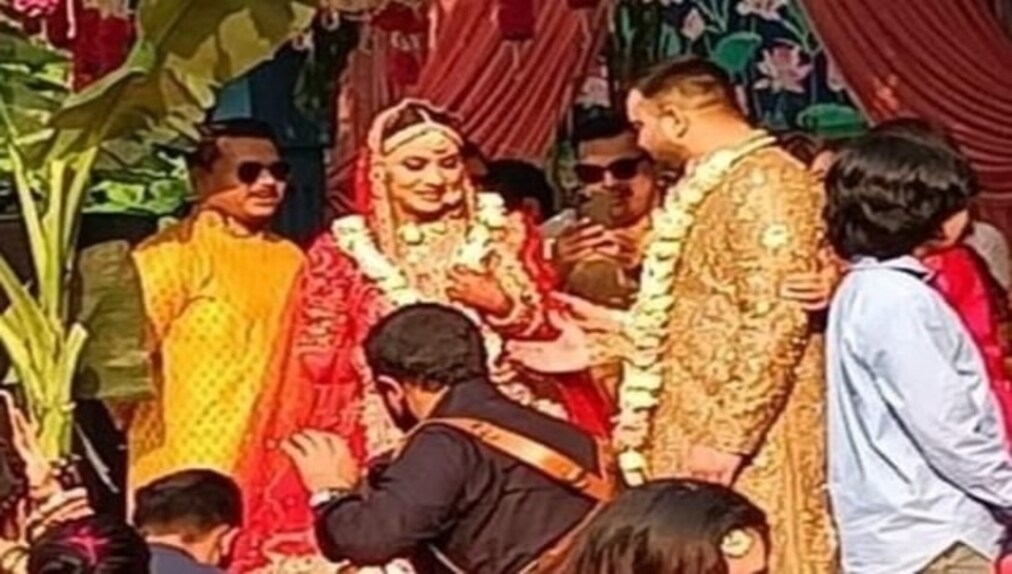 Tight security arrangements were made at the wedding venue. Several bouncers were seen standing outside the farm house and details of all vehicles were being checked before allowed to enter the main gate, reported <em>India TV</em>. Tight security arrangements were made at the wedding venue. Several bouncers were seen standing outside the farm house and details of all vehicles were being checked before allowed to enter the main gate, reported <em>India TV</em>.