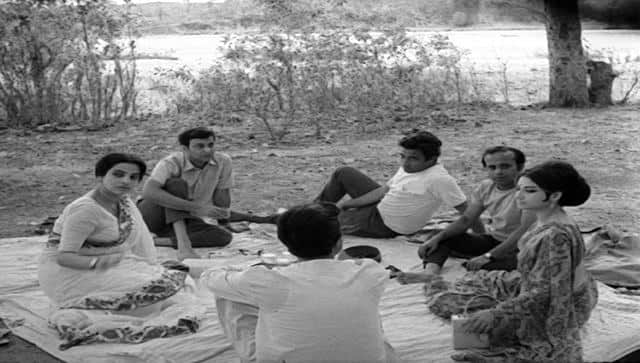 Memory game in Aranyar Din Ratri