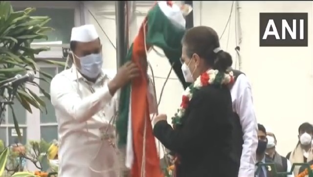 Watch: Congress flag falls from post as Sonia Gandhi tries to unfurl it on party's 137th foundation day Watch: Congress flag falls from post as Sonia Gandhi tries to unfurl it on party's 137th foundation day