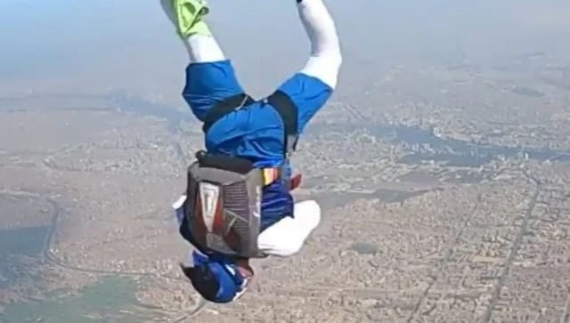 Manusia memecahkan rekor skysurfing dengan melakukan 160 putaran helikopter di atas piramida Giza