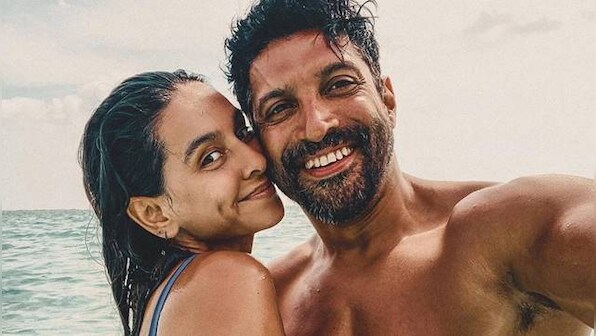 Watch: Farhan Akhtar sings 'Always on my Mind' for Shibani Dandekar at Christmas get together
