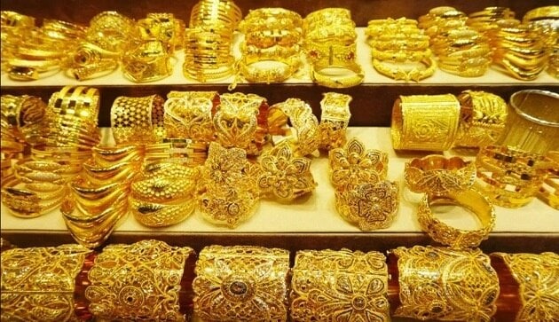 10 gram emas 24 karat mencapai Rs 47.860;  perak dijual dengan harga Rs 61.200 per kg