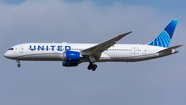 United Airlines makes history, operates first commercial flight using 100% sustainable fuel in one of two engines