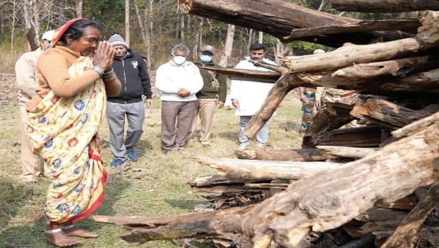 Last rites of tigress Collarwali of Pench. Image Courtesy: @ParveenKaswan/Twitter 