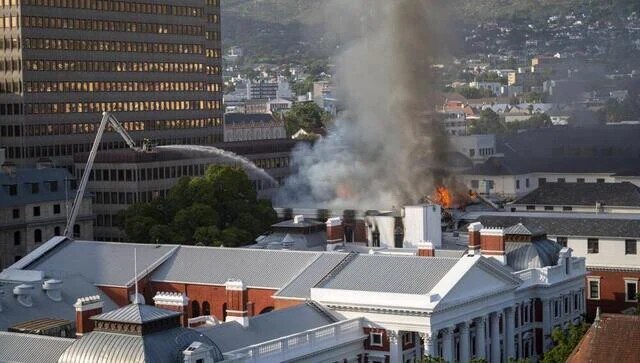 Six hours later, blaze continues to ravage South Africa's Parliament complex Six hours later, blaze continues to ravage South Africa's Parliament complex