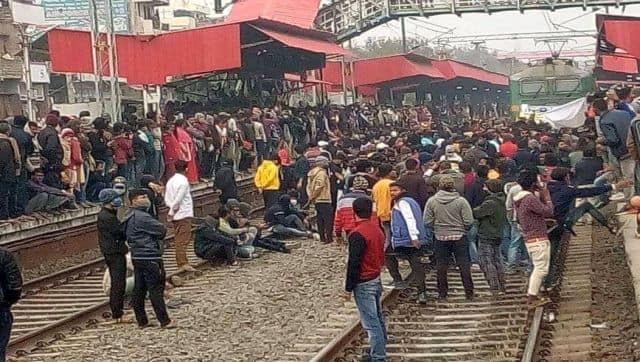 Students gathered at Patna Rajendra Nagar Terminal and Ara station in Bihar. Image Courtesy: @Akyadav1211/Twitter