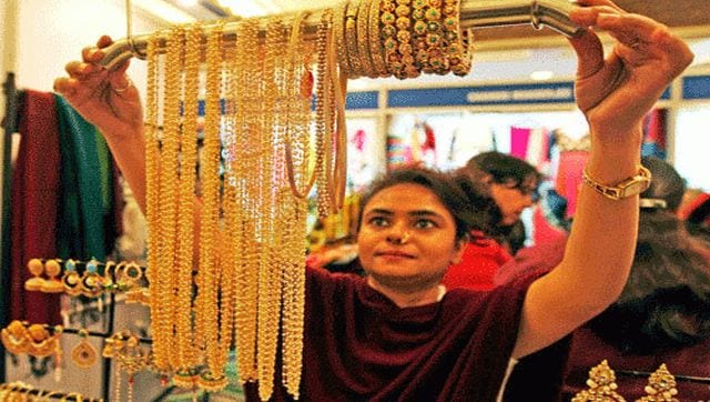 Precio del oro hoy: 10 gramos de 24 quilates vendidos a 48.940 rupias;  la plata alcanza las 65.000 rupias el kilo