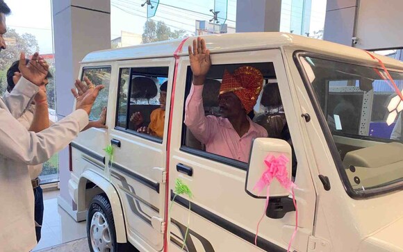 Anand Mahindra gifts Bolero to Maharashtra man in exchange for his handmade car Anand Mahindra gifts Bolero to Maharashtra man in exchange for his handmade car