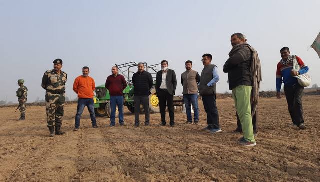DC Kathua with BSF and Agriculture Department officials. Image courtesy: @districtadmkat1 