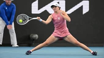 Adelaide International: Iga Swiatek thrashes US Open finalist Leylah Fernandez