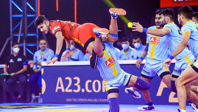 Pro Kabaddi League 2021-22: Naveen Kumar’s Dabang Delhi continue to roll as Pardeep Narwal struggles with form Pro Kabaddi League 2021-22: Naveen Kumar’s Dabang Delhi continue to roll as Pardeep Narwal struggles with form