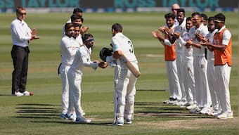 Watch: New Zealand's Ross Taylor receives guard of honour from Bangladesh players during 2nd Test at Hagley Oval
