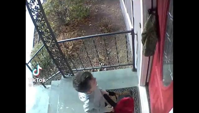 Smart kid cleverly counters elder brother’s attempt to lock him out of house; watch viral video here Smart kid cleverly counters elder brother’s attempt to lock him out of house; watch viral video here