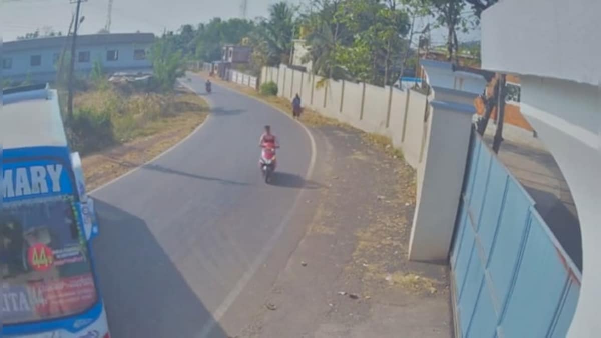 Watch: Scooter rider escapes by a whisker in Mangaluru after sudden U-turn by bus