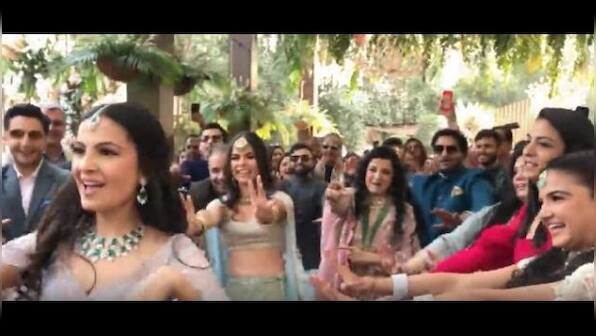 Watch: Bride grooves to 'Sau Aasmaan' song, viral video ends with a twist