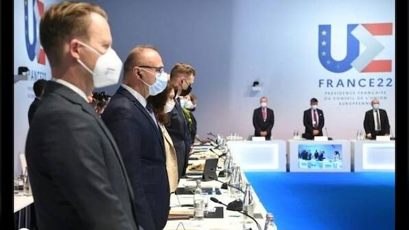 EU warns Russia of 'robust' response as Ukraine crisis worsens
