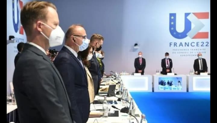 EU warns Russia of 'robust' response as Ukraine crisis worsens