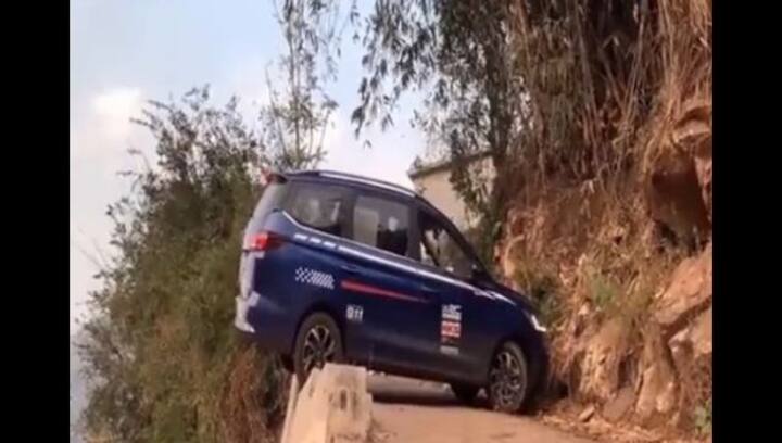 Driver performs terrifying U-turn on a cliff, but everything is not true: Watch here!