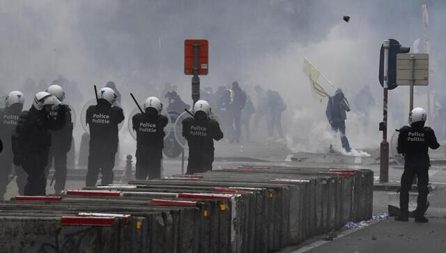Brussels: Police fire tear gas and water guns during COVID restrictions protest Brussels: Police fire tear gas and water guns during COVID restrictions protest