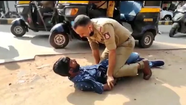 Watch | Mangaluru cop chases mobile thief through traffic; see dramatic video here Watch | Mangaluru cop chases mobile thief through traffic; see dramatic video here