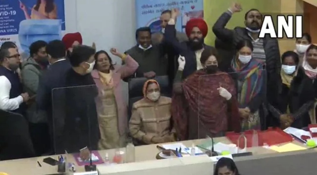 BJP’s Sarabjit Kaur becomes Chandigarh mayor, defeats AAP rival by just one vote BJP’s Sarabjit Kaur becomes Chandigarh mayor, defeats AAP rival by just one vote