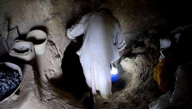 Abdul Khaliq Kumar enters into the cave to fetch the earthen pots that he has stored inside. Image procured by author
