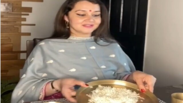 Etiquette coach's tips on how to eat desi food annoy internet, watch viral video here Etiquette coach's tips on how to eat desi food annoy internet, watch viral video here