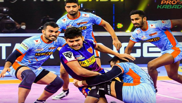Pro Kabaddi League 2021-22: Naveen Kumar, Maninder Singh shine; Bengal Warriors split points with Dabang Delhi Pro Kabaddi League 2021-22: Naveen Kumar, Maninder Singh shine; Bengal Warriors split points with Dabang Delhi