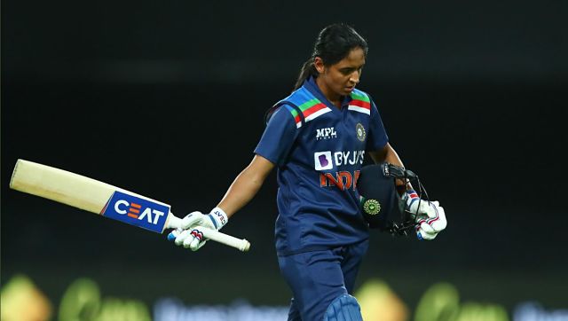 India vs New Zealand: Watch Harmanpreet Kaur get run out in a bizarre manner in 3rd ODI India vs New Zealand: Watch Harmanpreet Kaur get run out in a bizarre manner in 3rd ODI